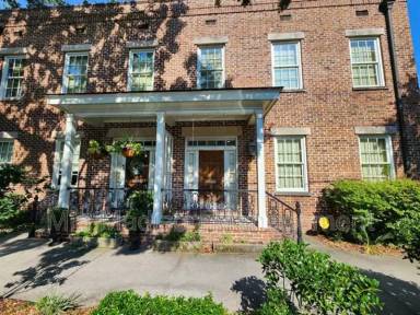 Main picture of 464 Montgomery St