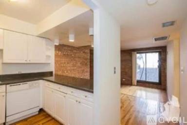 Main picture of 1220 N La Salle Dr