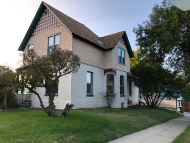 Main picture of 620 E Broadway St