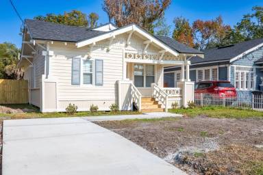 Main picture of 2703 College St