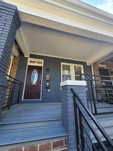 Main picture of 1331 Queen St NE