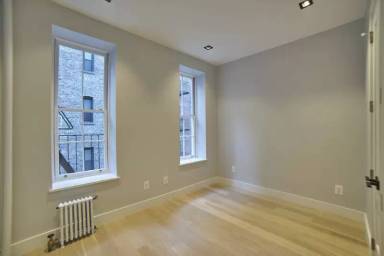 Main picture of 320 E 81st St