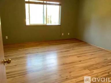 Main picture of 21067 Don St