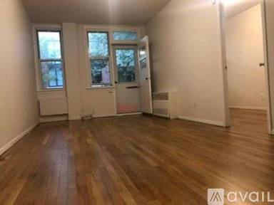 Main picture of 270 W 25th St