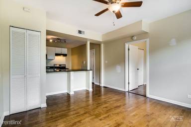 Main picture of 3240 N Clark St