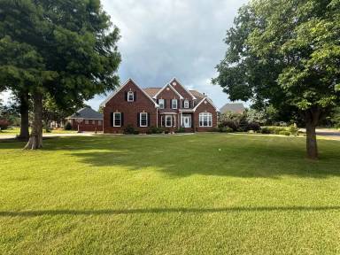 Main picture of 100 Redwood Dr