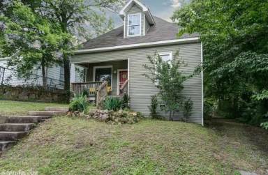 Main picture of 320 S Oak St