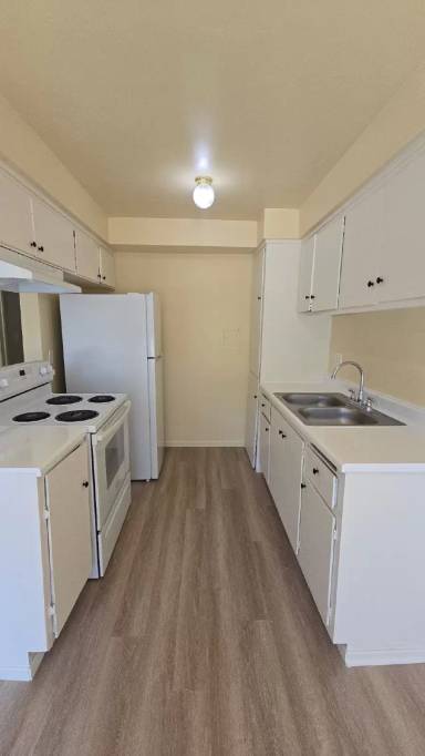 Main picture of 1001 E Stearns Ave