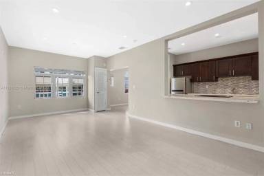 Main picture of 2423 Biscayne Blvd