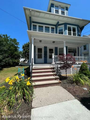 Main picture of 319 Woodford St