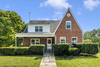 Main picture of 826 Summit Ave