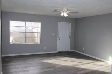 Main picture of 8517 Laird St
