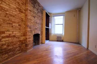 Main picture of 212 E 88th St
