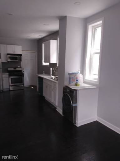 Main picture of 2025 W Melrose St