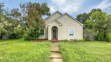 Main picture of 105 Lake St