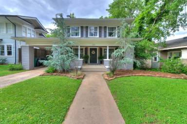 Main picture of 223 NW 21st St