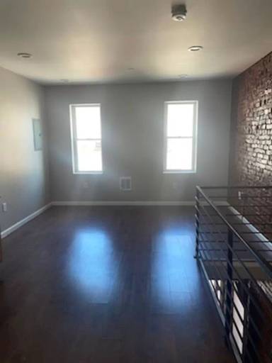 Main picture of 1864 E Cornwall St