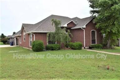 Main picture of 628 E Elder Ln