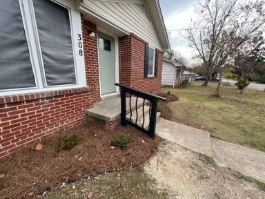 Main picture of 308 S Foster Dr