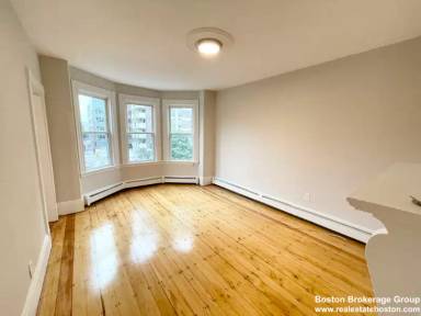 Main picture of 1574 Tremont St