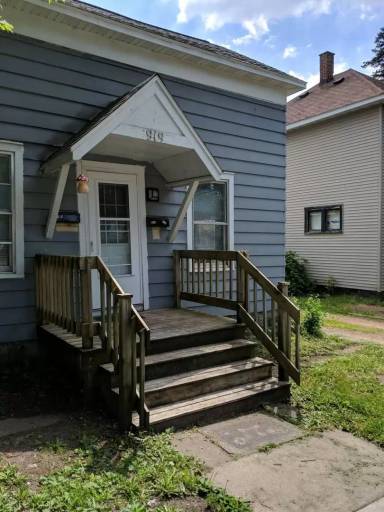 Main picture of 909 1/2 Washington St