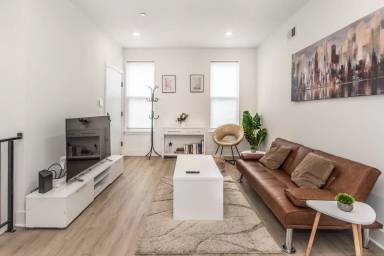 Main picture of 2435 W Master St