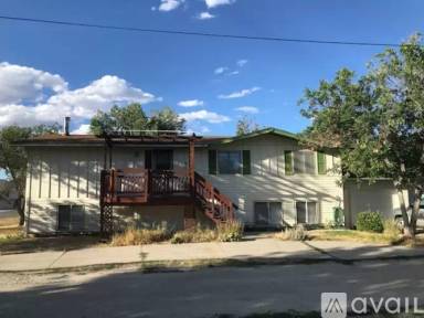 Main picture of 250 S 7th St