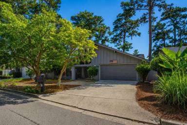 Main picture of 30 Village Green Cir