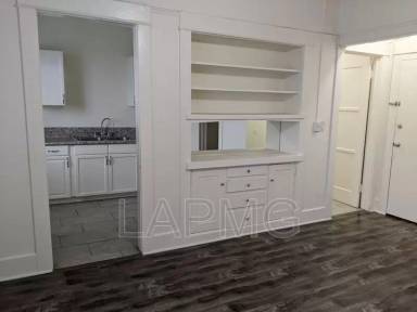 Main picture of 2913 S Flower St