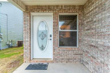 Main picture of 2139 Tom St