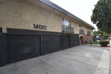 Main picture of 14120 Hamlin St