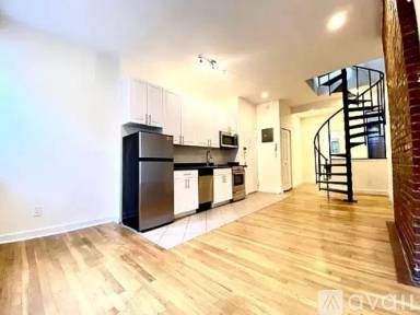 Main picture of 519 E 82nd St
