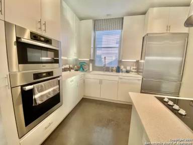 Main picture of 122 E Myrtle St