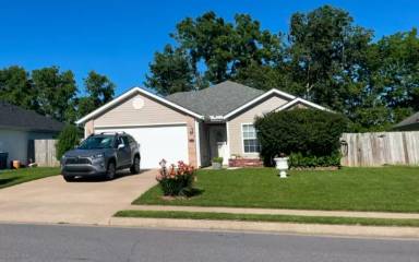 Main picture of 905 SW Arrowhead Dr