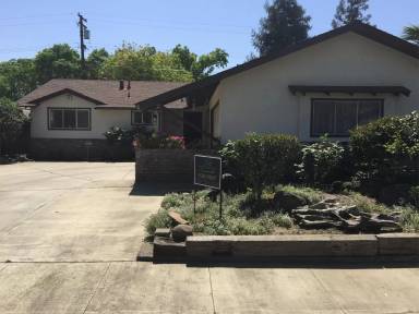 Main picture of 1618 Oakwood Dr