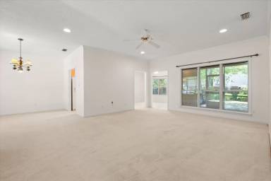 Main picture of 7 Troyer Ct