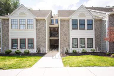 Main picture of 2 Summit Ct