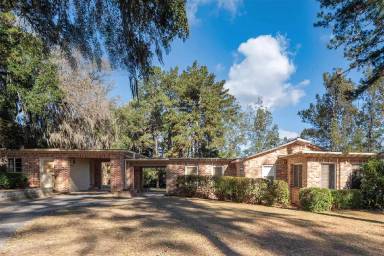 Main picture of 2818 Lakeshore Dr