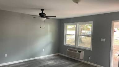 Main picture of 303 S Oak St
