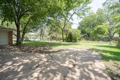 Main picture of 614 N Young Blvd