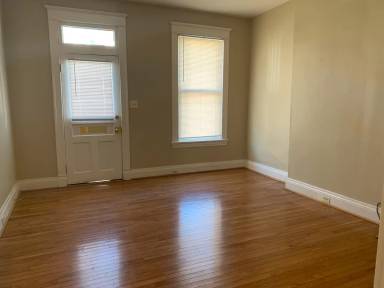 Main picture of 327 W 7th St