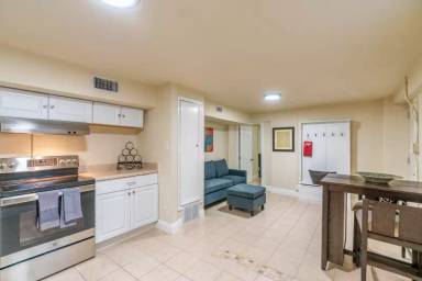 Main picture of 319 S Olive St