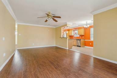 Main picture of 2125 Leslie St