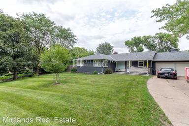 Main picture of 1645 S 76th St