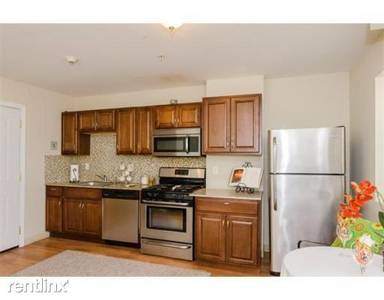 Main picture of 215 Saratoga St