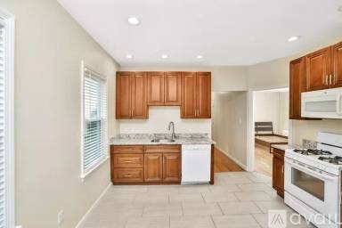 Main picture of 50 Jewett St