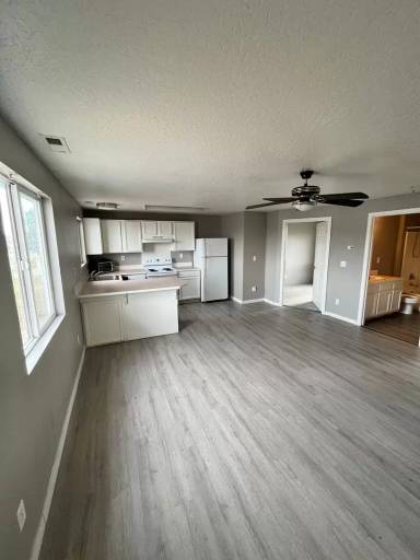 Main picture of 997 W Main St