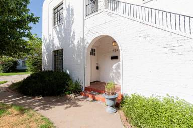 Main picture of 1824 1/2 Carey Pl