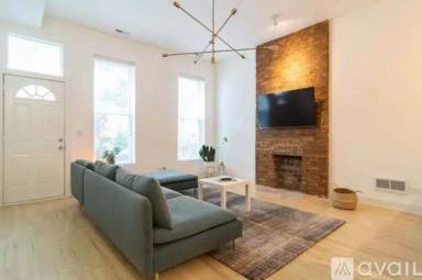 Main picture of 2441 W Harrison St
