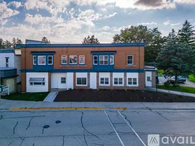 Main picture of 2113 Railroad St